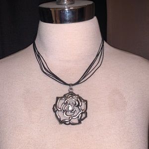 Rose 🌹 necklace with rhinestone